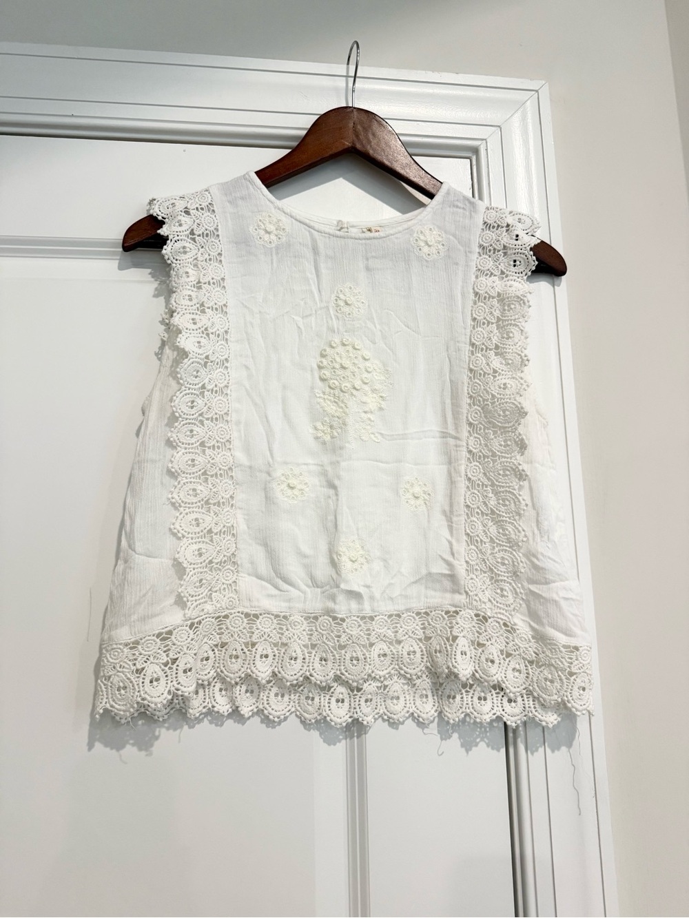 Anthropologie Raga White Sleeveless Lace-Trim Embroidered Top